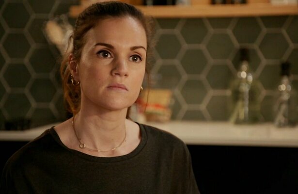 Marly van der Velden als Nina Sanders in GTST