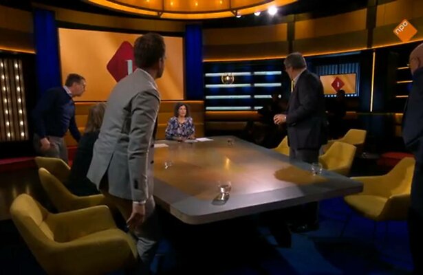 Gast valt tijdens het wisselen van plek aan tafel.