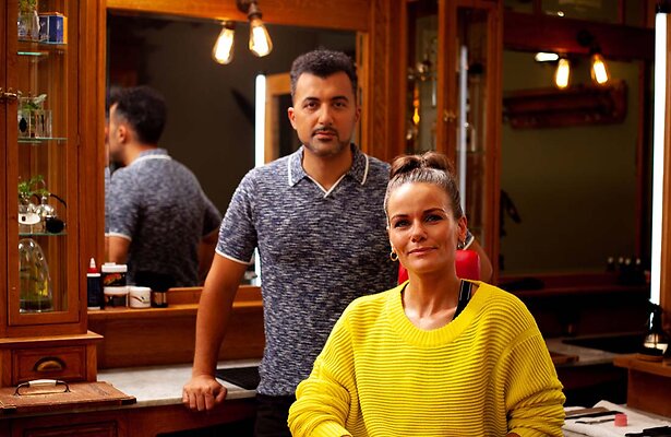 Özcan Akyol & Angela Schijf (De Geknipte Gast)
