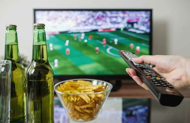 Avondentertainment thuis: Televisieprogramma's combineren met leuke online activiteiten