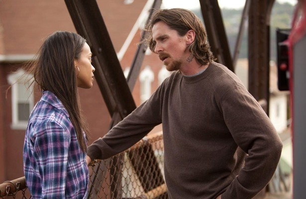 Christian Bale en Zoe Saldana in Out of the Furnace