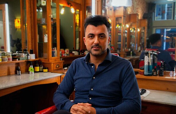 Özcan Akyol voor De Geknipte Gast