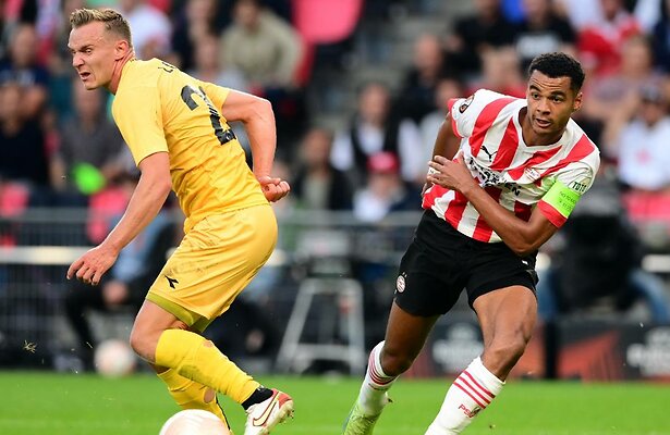 Marius Lode (FK Bodø/Glimt) en Cody Gakpo (PSV)