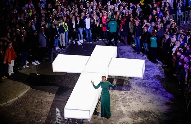 De TV van gisteren: Flink minder kijkers voor The Passion 2019