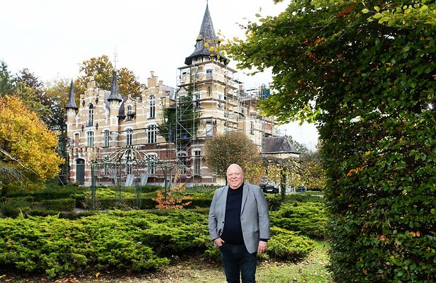 Realityster Peter Gillis bij kasteel Achel.