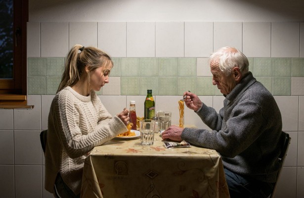 Johan Leysen en Julia Akkermans in Pink Moon