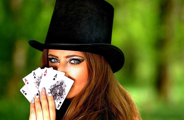 Perfecte pokerface bestaat niet: wat films verkeerd begrijpen over bluffen