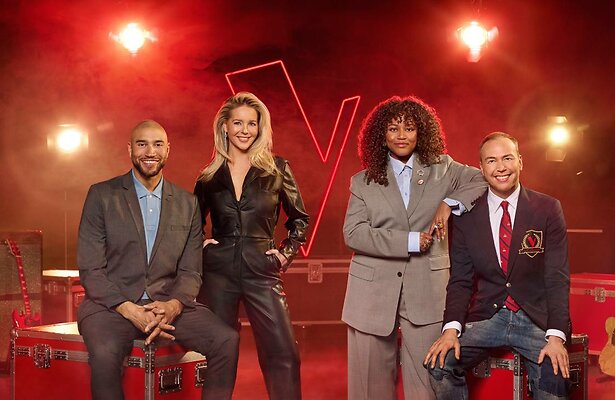 De presentatoren van The Voice of Holland en The Voice Kids.