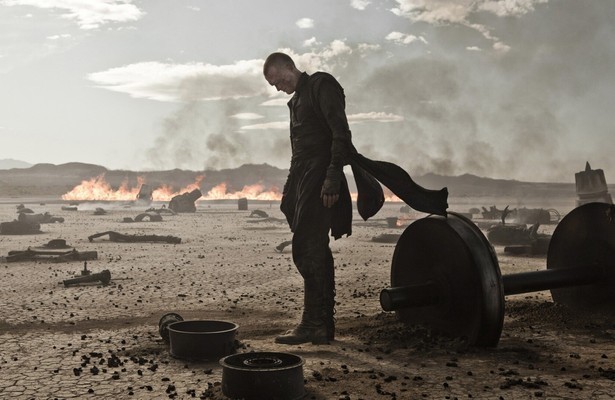 Paul Bettany als priester