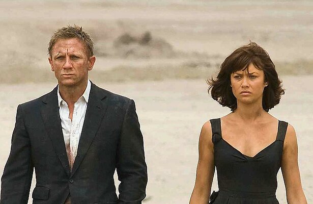 Olga Kurylenk en Daniel Craig in Quantum of Solace