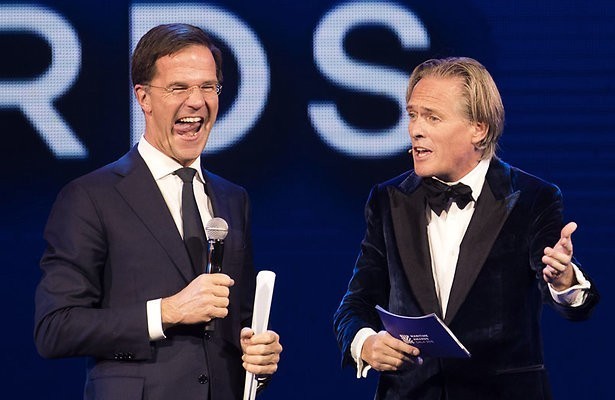 Mark Rutte en Jort Kelder varen toevallig voorbij in NOS journaal