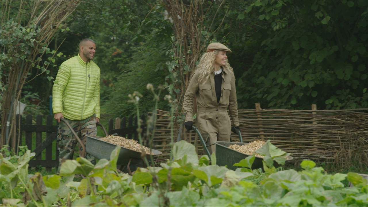Roxane van Iperen en Sef bezoeken Boerderij Van Dorst