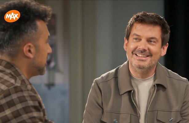 Ruben Nicolai reageert op een van de schilderijen in Sterren op het Doek.