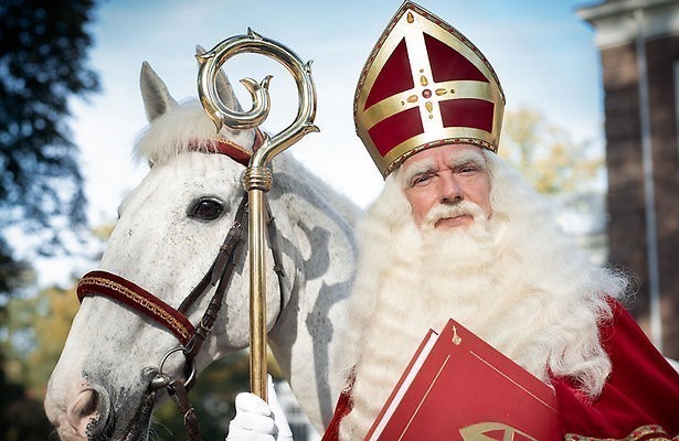 Sinterklaas met zijn schimmel