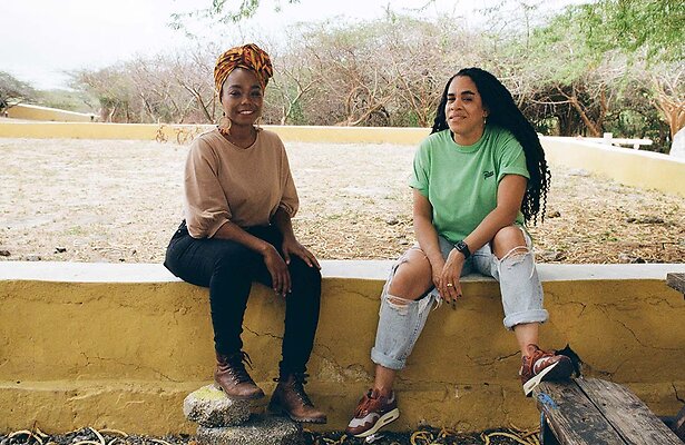 Ira Kip (rechts) in gesprek met Nathania Engelhart (links)