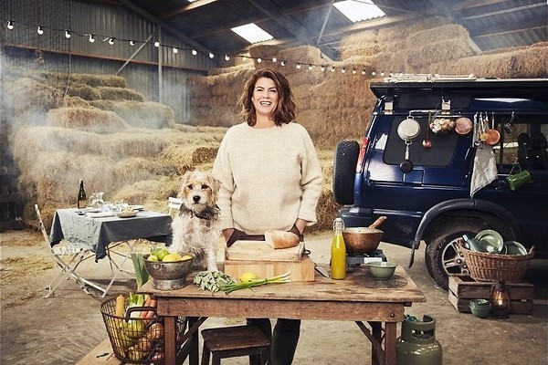 Yvette van Boven met haar hondje Hughie