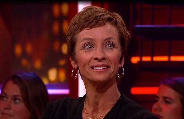 Zelden geziene dochter Johan Cruijff maakt indruk bij RTL Late night