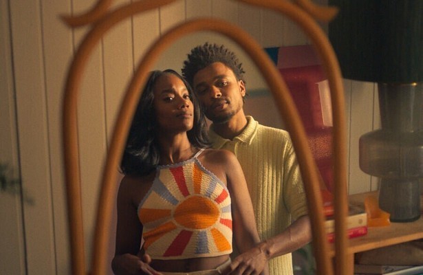 Yootha Wong-Loi-Sing als Yola en Yannick Jozefzoon als Glenn in Santos