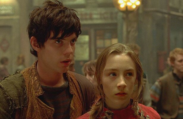 Harry Treadaway en Saoirse Ronan in City of Ember