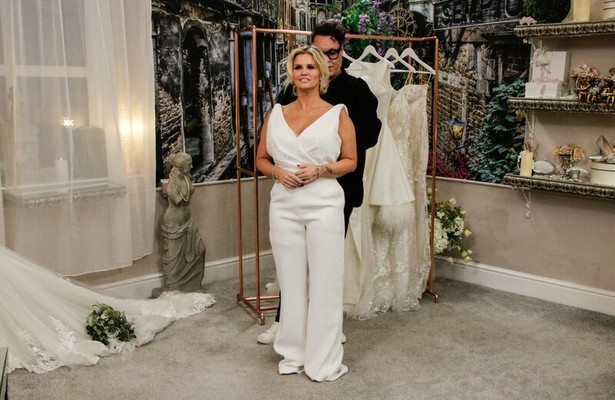 Zegt zangeres Kerry Katona opnieuw 'yes' to the dress?