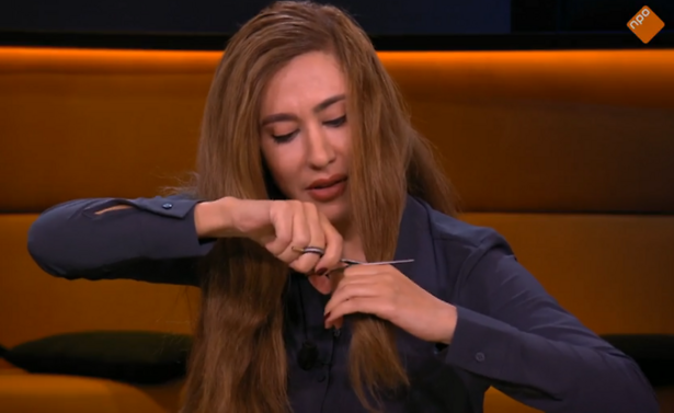 Presentatrice Fidan Ekiz zet schaar in lange lokken.