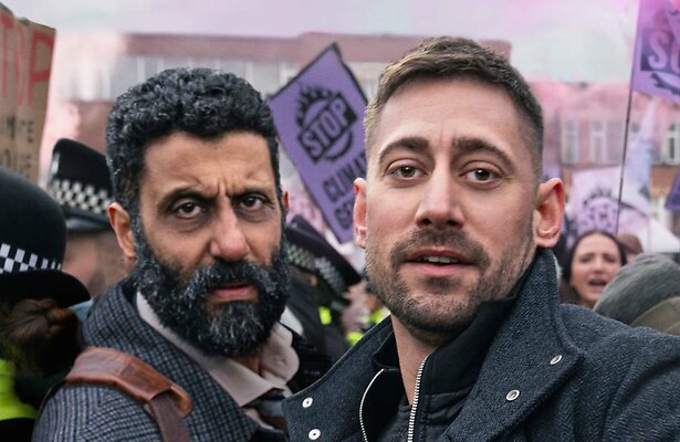 Adeel Akhtar (Sam) en Michael Socha (Justin) in Showtrial