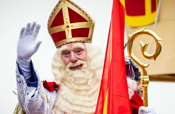 Sinterklaas komt aan met de stoomboot