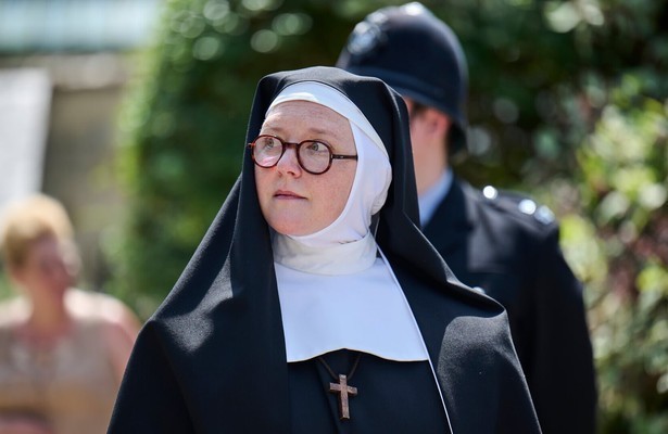 Lorna Watson als Sister Boniface 