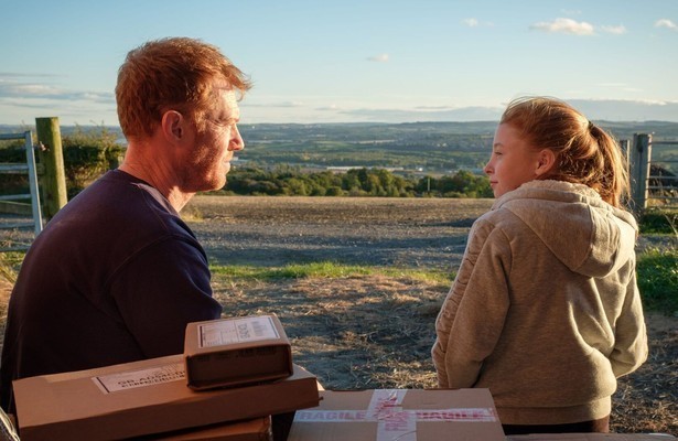 Kris Hitchen als Ricky en Katie Proctor als Liza Jae in Sorry We Missed You