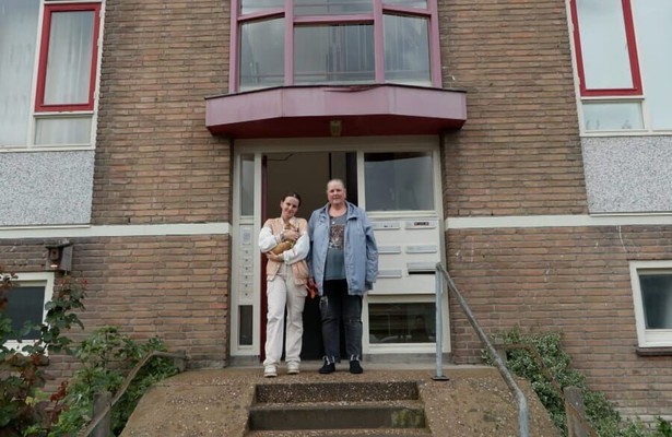 Moeder Karin en haar dochter Noa in Steenrijk, Straatarm