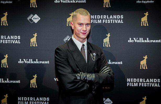 Stijn de Vries op de rode loper bij de Gouden Kalveren. 