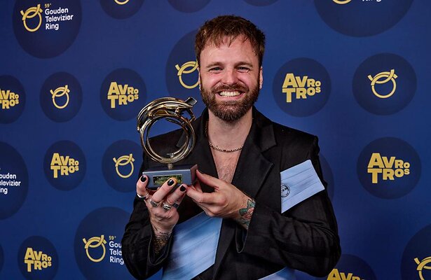 Tim Hofman wint de Ring voor beste presentator.