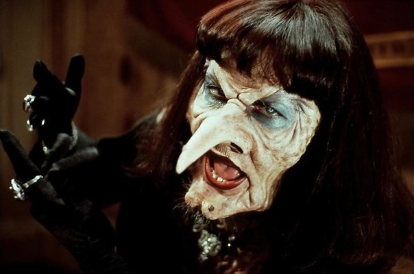 Angelica Huston schittert als heks