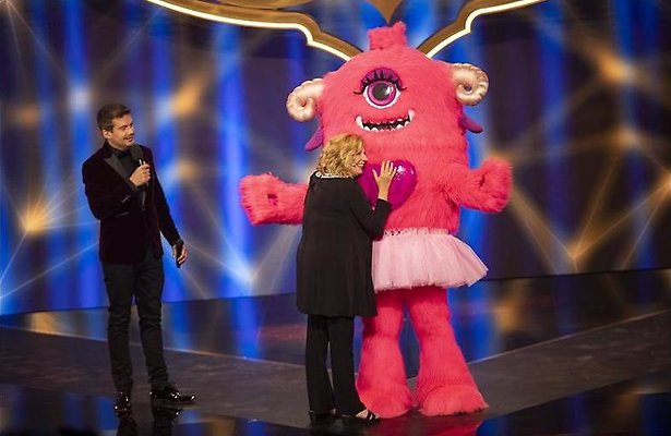 Loretta geniet van gemaskerde zangers in The masked singer