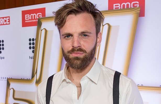 Tim Hofman laat betekenisvolle Over mijn lijk-tattoo zetten