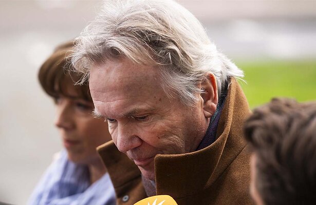 Tom Egbers komt aan bij de rechtbank