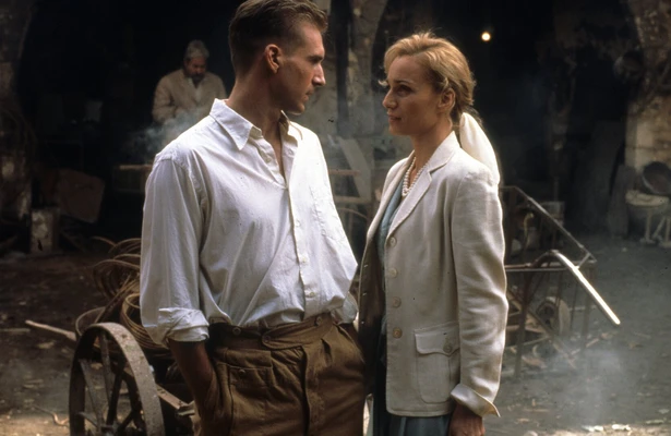 Ralph Fiennes als Count László Almásy en Kristin Scott Thomas als Katharine Clifton in The English Patient