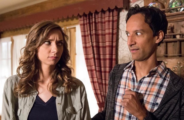 Lauren Lapkus en Danny Pudi in The Guest Book