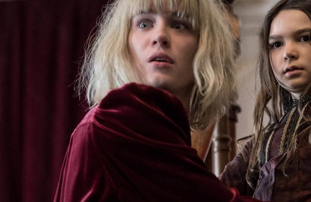 Mackenzie Davis en Brooklynn Prince in The Turning