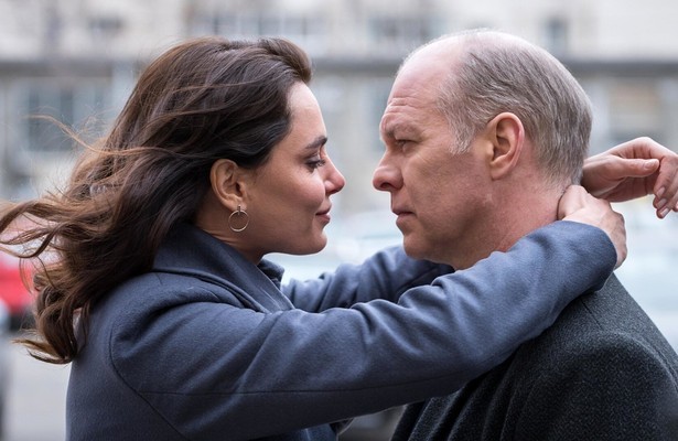 Vlad Ivanov en Catrinel Marlon in The Whistlers