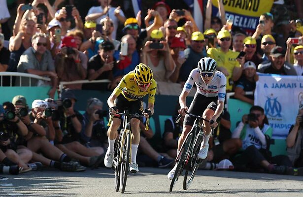 Jonas Vingegaard en Tadej Pogacar in de Tour de France