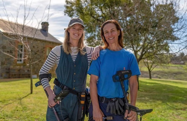Camille en Hannah in Treasure Hunters Down Under