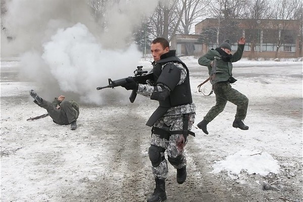 Jean-Claude Van Damme knokt met terroristen