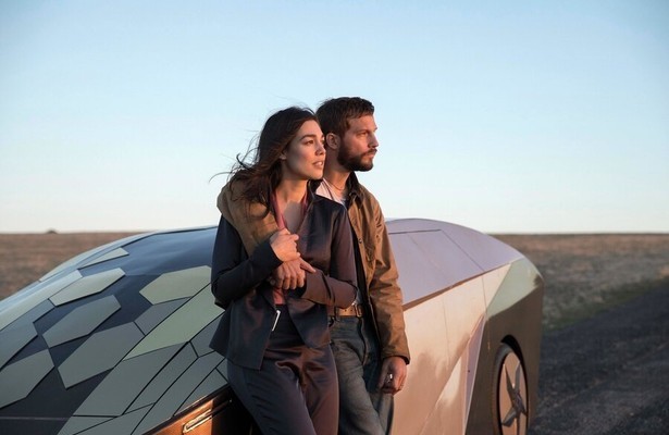 Logan Marshall-Green en Melanie Vallejo in Update