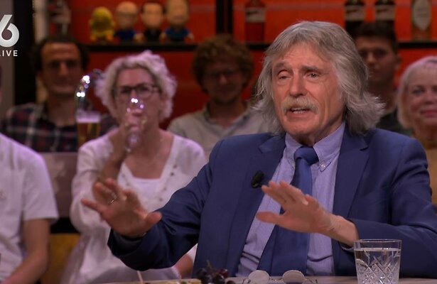 VI-mannen hebben een meningsverschil aan de talkshowtafel.