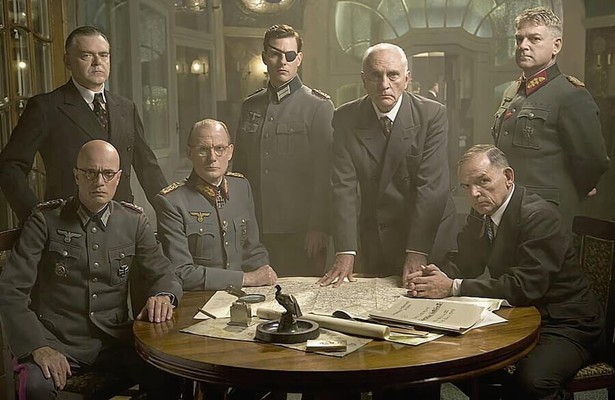 Tom Cruise en andere crew uit Valkyrie