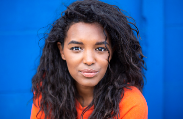 Presentatrice Sosha Duysker die Waku Waku presenteert.