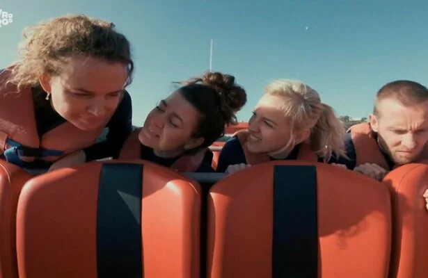 De laatste vier kandidaten van Wie is De Mol? doen een opdracht.