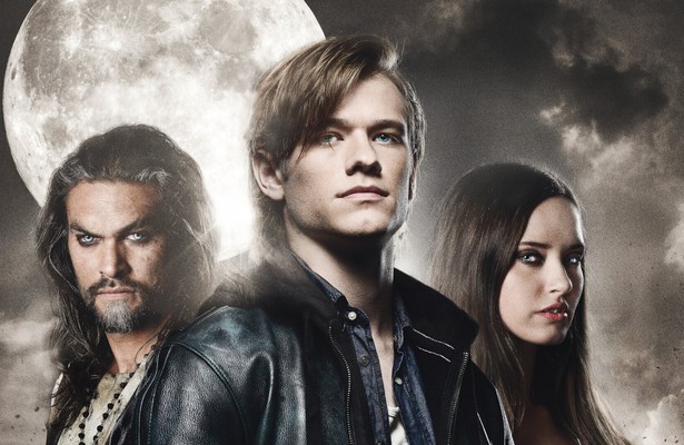 Jason Momoa, Lucas Till en Merritt Patterson in Wolves