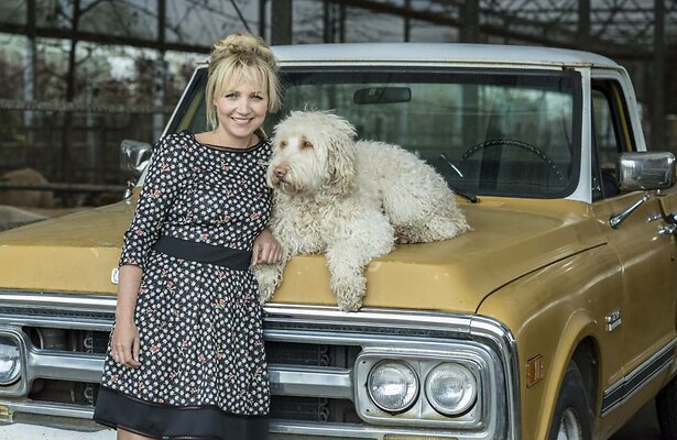 Yvon Jaspers met hond Tommy.